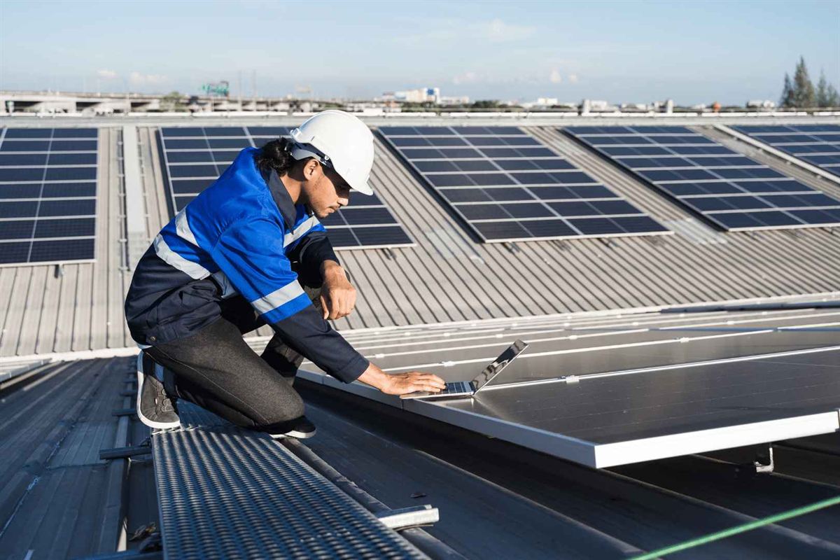 Instalación y levantamiento técnico de paneles solares en techo